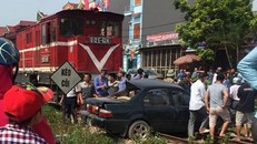 Xe ôtô bị tàu hỏa kéo lê hơn 100m trên đường ray. Ảnh: Hồng Đức.