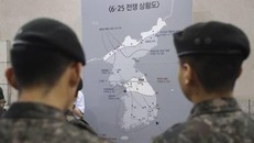 Hai lính Hàn Quốc đứng xem một tấm bản đồ miêu tả cuộc chiến tranh Triều Tiên tại Bảo tàng Tưởng niệm Chiến tranh tại Seoul, Hàn Quốc. Ảnh: Reuters.