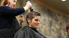 Một phụ nữ tình nguyện cạo đầu để kêu gọi công chúng quyên góp cho bệnh nhân ung thư. Ảnh minh họa.