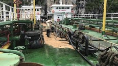 Tàu chở dầu của doanh nghiệp bị bục đường ống khi chuyển tải, khiến hơn 200 lít dầu tràn xuống vịnh Hạ Long. Ảnh: N.H