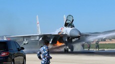 Lính cứu hỏa dập lửa phát ra từ động cơ chiếc J-15. Ảnh: Weibo.