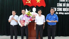 Đại diện Ban thường vụ Thành ủy Đà Nẵng trao quyết định, tặng hoa cho ông Nguyễn Bá Cảnh (thứ hai từ trái qua). Ảnh: Dangbodanang