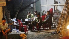 Cảnh sát khám nghiệm hiện trường, lấy lời khai nhân chứng. Ảnh: Nhật Vy.