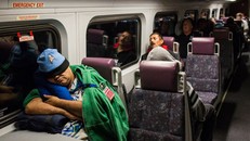 Lúc 4h58 phút sáng, trên chuyến tàu đầu tiên, hầu hết khách đều tranh thủ chợp mắt. Ảnh: New York Times.