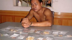 Nghi can cùng tang vật được thu được. Ảnh: Thái Hà.