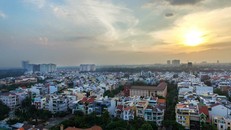 Không ít nhà đầu tư tại TP HCM sẵn sàng đặt cược săn đất trống, xây công trình cho thuê kiếm lời dăm bảy tỷ đồng cả chu kỳ khai thác. Ảnh: Lucas Nguyễn