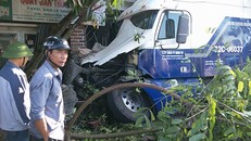 Xe container đâm vào quầy bán thuốc tây khiến hỏng hóc nặng. Ảnh: Đ.H