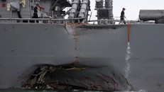 Tàu USS John S. McCain bị móp sau vụ đâm va tàu chở dầu hôm 21/8. Ảnh: CBC.