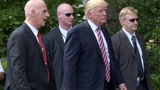 Tổng thống Mỹ Donald Trump di chuyển cùng vệ sĩ riêng (trái) và hai nhân viên Mật vụ. Ảnh: AP.