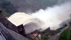 Vào mùa mưa, các nhà máy thủy điện xả lũ đã gây lụt cho hạ du. Ảnh: Đắc Thành.