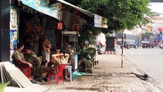 Khu vực người bố trẻ đổ xăng lên người tự thiêu. Ảnh: Đức Anh.