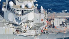 Tàu chiến Mỹ hư hỏng nặng sau tai nạn