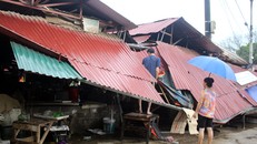 Tố lốc, vòi rồng làm sập nhiều mái tôn của người dân ở Chợ B6, TP Lào Cai. Ảnh: Báo Lào Cai.