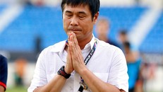 HLV Hữu Thắng xin lỗi CĐV sau trận đấu. Ảnh: Đức Đồng.