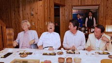 Thủ tướng Nhật Bản Shinzo Abe ăn tối cùng các nhà lãnh đạo tiền nhiệm, từ trái sang phải, ông Junichiro Koizumi, Yoshiro Mori và Taro Aso, tại khu biệt thự của chủ tịch Quỹ Nippon tại làng Narusawa, tỉnh Yamanashi. Ảnh: Japan Times.