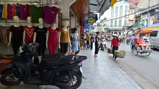 Bán trái cây rong tại nội thành Hà Nội bị nghiêm cấm và xử lý công khai. Ảnh: Lê Hiếu.