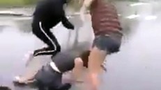 Nhóm thiếu nữ hành hung bạn. Ảnh: Cắt từ clip.