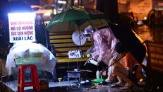 Một gánh hàng rong trên địa bàn quận 1, TP.HCM. Ảnh: Tùng Tin. 