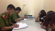 Công an đang lấy lời khai hai gái mại dâm ở nhà nghỉ. Ảnh: Công an cung cấp.