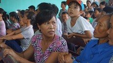 Hàng trăm người dân kéo về hội trường UBND xã Quảng Phúc tham dự đối thoại. Ảnh: Lê Hoàng.