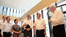 Bí thư Nguyễn Thiện Nhân (thứ hai từ phải sang), Tổng lãnh sự Đức Andreas Siegel (giữa) nghe đại diện chủ đầu tư giới thiệu về công trình. Ảnh: Tùng Tin.