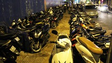 Bãi giữ xe đường Thi Sách chiếm trọn vỉa hè. Ảnh: Duy Trần.