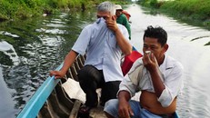 Những người vào kênh thẻ 25 phải bịt mũi vì không chịu nổi mùi hôi thối. Ảnh: Việt Tường.