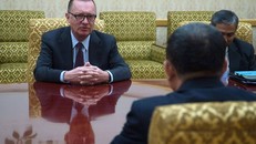 Đại sứ Jeffrey Feltman đối thoại cùng quan chức Triều Tiên. Ảnh: AFP