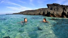  Du khách hòa mình trong làn nước trong vắt bên di sản địa chất núi lửa ở khu vực Bãi Sau (đảo Bé), xã An Bình, huyện Lý Sơn. Ảnh: Minh Hoàng.