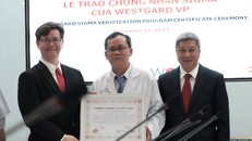 Bác sĩ Bệnh viện Chợ Rẫy được trao chứng nhận xét nghiệm Six Sigma. Ảnh: Lê Phương.
