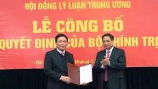 Đồng chí Phạm Minh Chính trao Quyết định và chúc mừng đồng chí Nguyễn Xuân Thắng. Ảnh Dangcongsan.vn