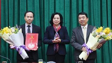 Phó Bí thư Thường trực Thành ủy Hà Nội Ngô Thị Thanh Hằng trao Quyết định bổ nhiệm Phó Trưởng ban Tổ chức Thành ủy Đường Hoài Nam (bên trái) và Phó Trưởng ban Tuyên giáo Thành ủy Đào Xuân Dũng (bên phải). Ảnh Hà Nội mới