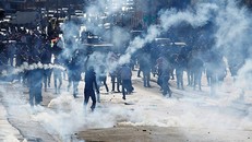 Người Palestine đụng độ lực lượng an ninh Israel. Ảnh: Reuters