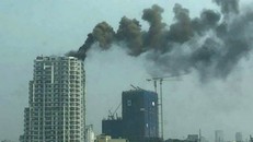 Cộc khói đen bốc lên từ toà chung cư. Ảnh: Lã Anh Dũng