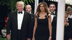 Tổng thống Trump và phu nhân Melania đến dự tiệc năm mới ở khu nghỉ dưỡng Mar-a-Lago ngày 31/12/2016. Ảnh: AP