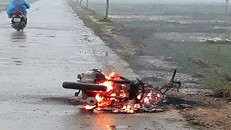 Cô giáo bỏ chạy khi xe tay ga bị bốc cháy