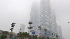 Đứng dưới chân tòa nhà Keangnam sáng 4/1 không thể nhìn thấy tầng cao nhất. Ảnh: Lê Hiếu.