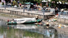 Hồ nước tại TP.Cà Mau ô nhiễm do rác thải