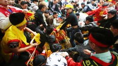 Hình ảnh cướp lộc hoa tre tại lễ hội Gióng năm 2017. Ảnh: Ngọc Thành.