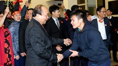 Tiền vệ Quang Hải vinh dự bắt tay với Thủ tướng. Ảnh: Quang Hiếu