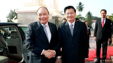 Thủ tướng Nguyễn Xuân Phúc và Thủ tướng CHDCND Lào Thoonglun Sisulith. Ảnh: VGP/Quang Hiếu