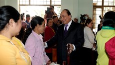 Thủ tướng Nguyễn Xuân Phúc cùng đồng bào xã Ea Tiêu, huyện Cư Kuin. - Ảnh: VGP/Quang Hiếu