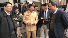 Ông Khuất Việt Hùng, Phó Chủ tịch Uỷ ban ATGT Quốc gia (ngoài cùng bên phải) đề nghị lực lượng CSGT xử lý dứt điểm tình trạng bến cóc xe dù. Ảnh: VGP/Phan Trang