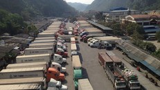 Hàng hóa ùn tắc tại Tân Thanh