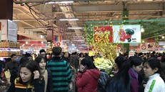 Nhu cầu mua sắm tăng cao trong và sau Tết. Ảnh KH