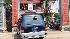 Xe công đậu trước cổng chùa sáng mùng 1 Tết.