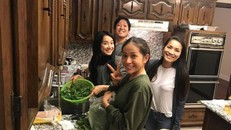 Hình ảnh Nhã Phương và Trường Giang vui vẻ tại nhà ca sĩ Hồng Ngọc ở Mỹ