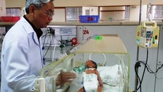 Sức khỏe của bé gái sơ sinh dần ổn định sau phẫu thuật.