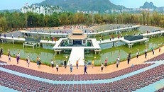 Toàn cảnh sân khấu “Tinh hoa Bắc bộ” trong không gian Chùa Thầy