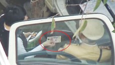 Hà Nội đình chỉ 3 tổ công tác CSGT bị phản ánh 'làm luật' - ảnh 1 Hình ảnh CSGT Hà Nội "làm luật" với người đi đường. Ảnh Tiền phong